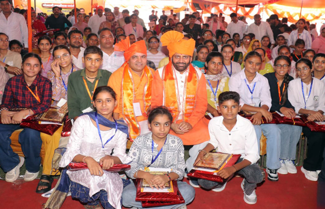 हरियाणा के मुख्यमंत्री नायब सैनी गाेस्वामी समाज के उत्कृष्ट मेधावी विद्यार्थियाें के साथ