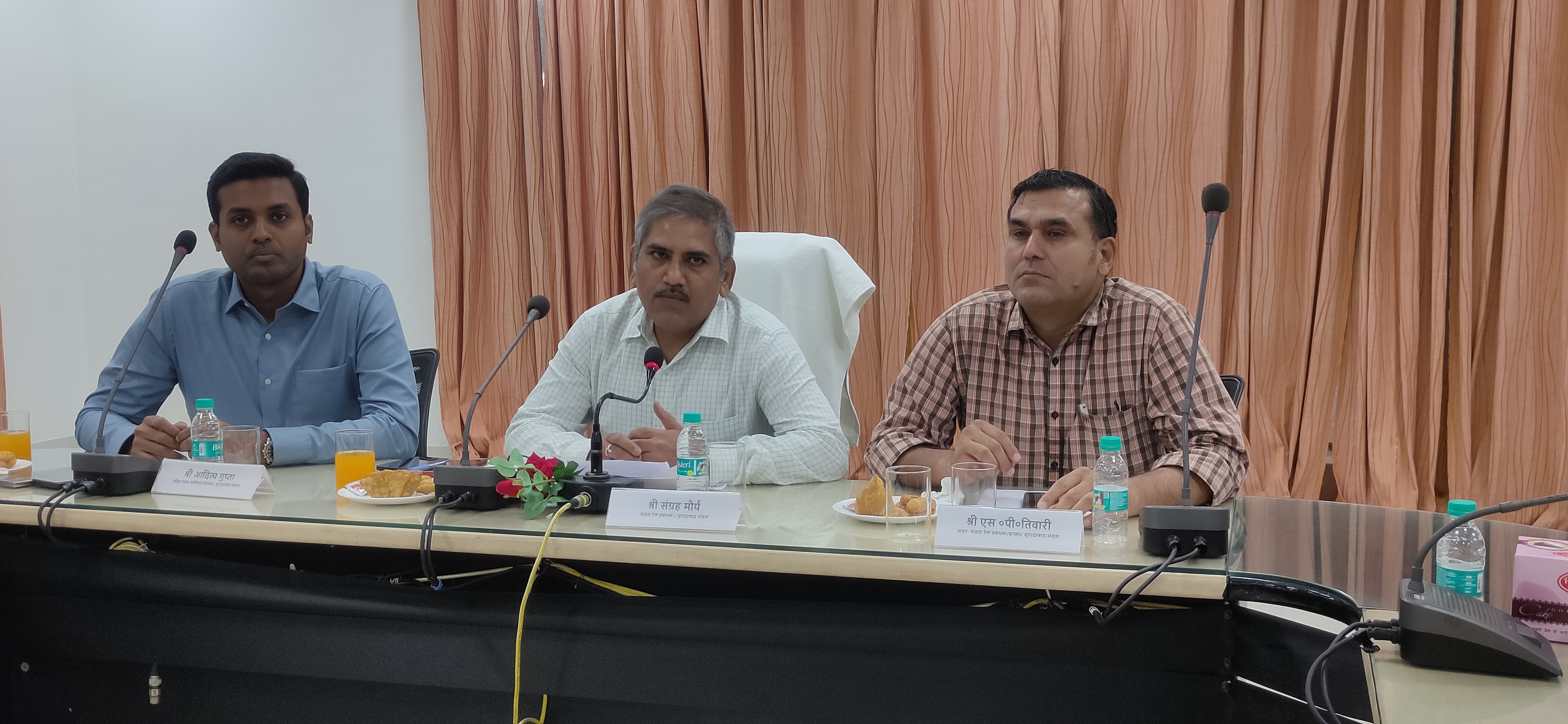डीआरएम कार्यालय के मनन सभागार में प्रेस कांफ्रेंस को संबोधित करते मंडल रेल प्रबंधक संग्रह मौर्य।
