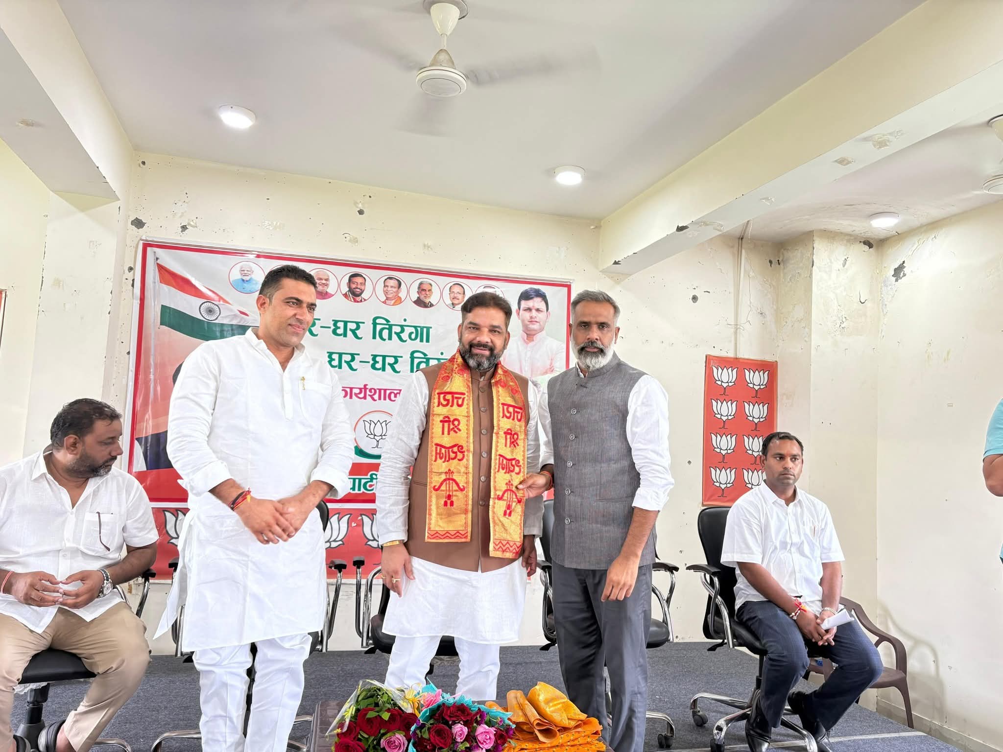 जिला अध्यक्ष विपिन बैसला मनोज रावत मनीष यादव का स्वागत करते हुए जिला अध्यक्ष विपिन बैसला मनोज रावत मनीष यादव का स्वागत करते हुए