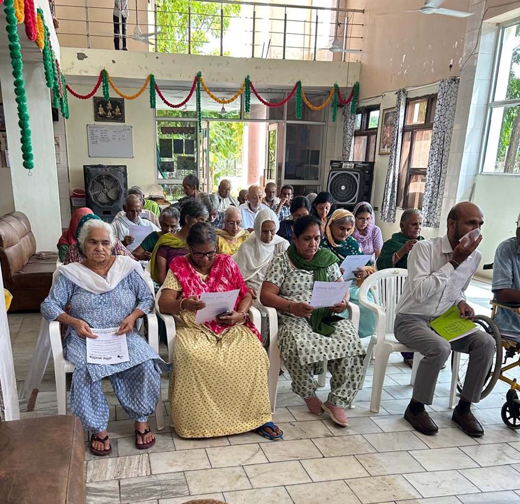 मोक्ष वृद्धाश्रम में आयोजित चाय पे चर्चा कार्यक्रम में उपस्थित पदाधिकारी व बुजुर्ग।