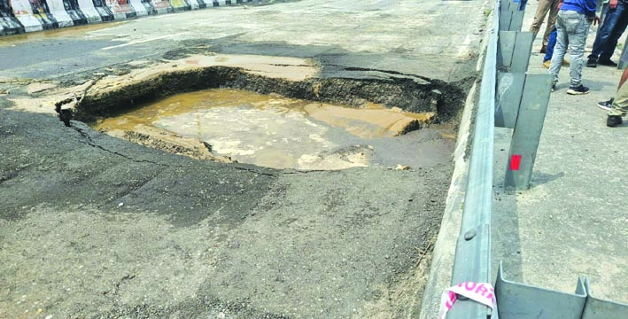 राजमार्ग पर बना गड्ढ़ा
