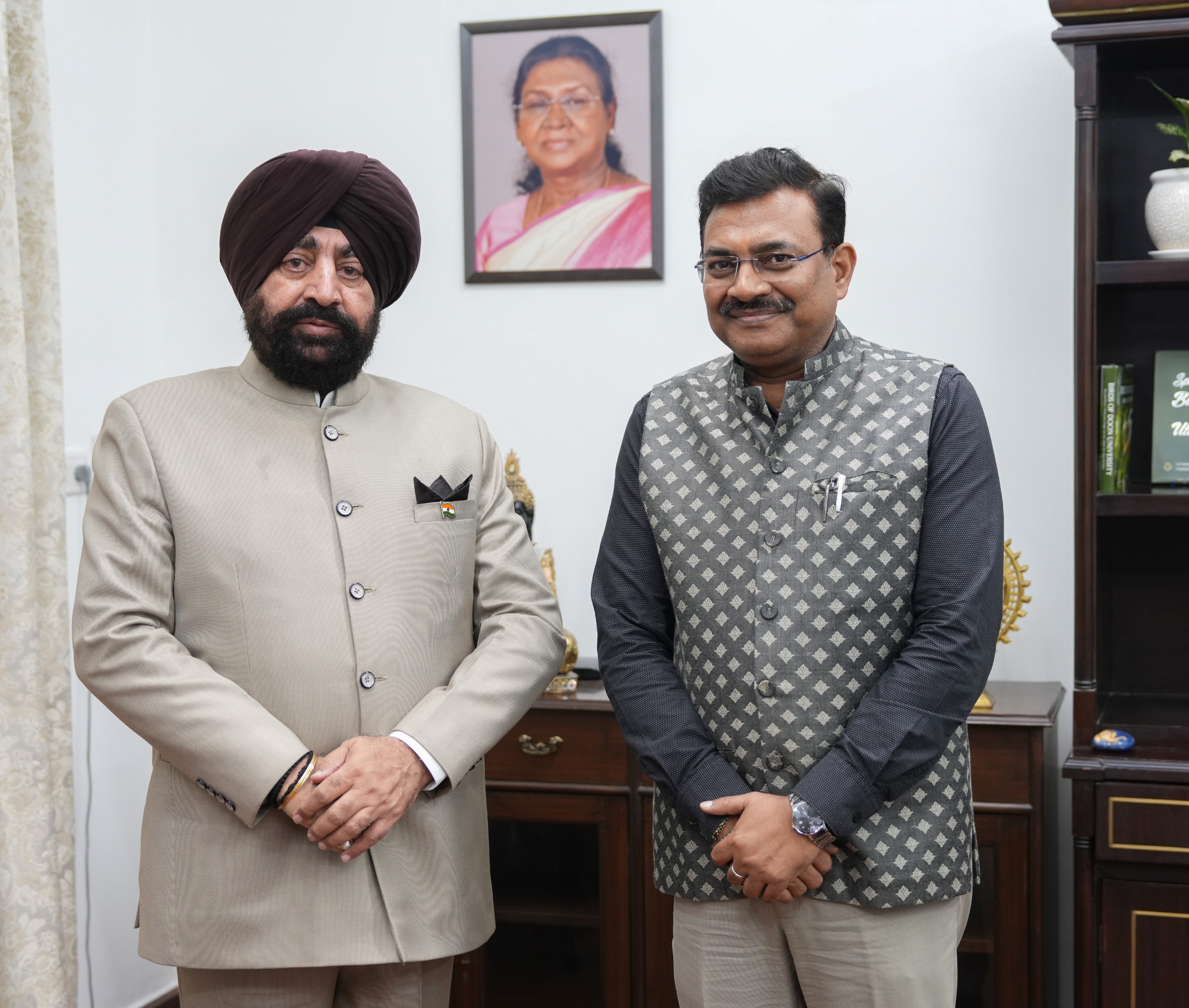 राजभवन में मुख्य सचिव आनन्द बर्द्धन राज्यपाल से शिष्टाचार भेंट करते।