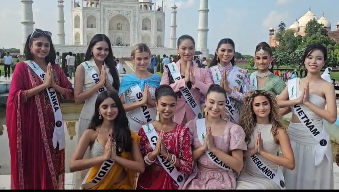 ताजमहल के समीप भारतीय संस्कृति का अभिवादन करती विश्व की सुन्दरियां