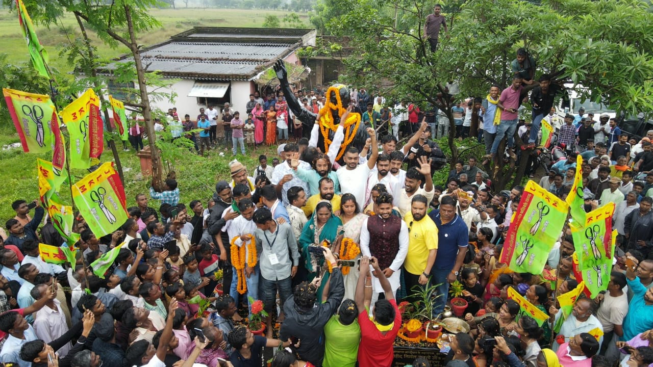 अनावरण करते जयराम महतो और अन्य