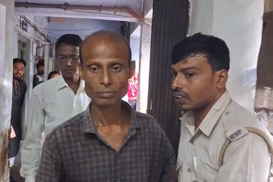 पैसे के विवाद के कारण साथी व्यापारी का कान काटकर पूरे बाजार में घूमा