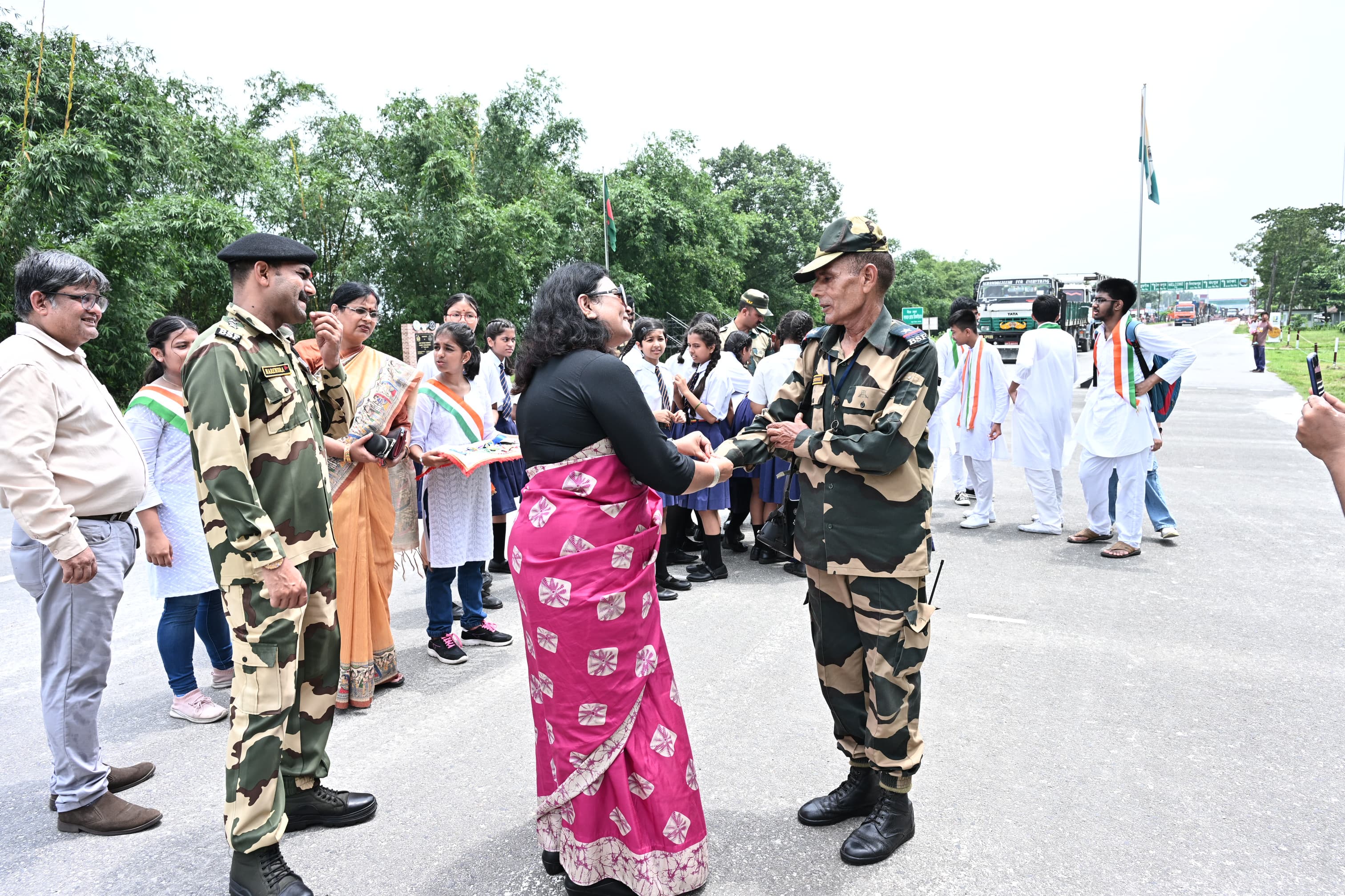 बीएसएफ जवान को राखी बांधती बीएसएफ सीनियर सेकेंडरी रेसिडेंशल स्कूल की प्रिंसिपल भावना मिश्रा बीएसएफ जवान को राखी बांधती बीएसएफ सीनियर सेकेंडरी रेसिडेंशल स्कूल की प्रिंसिपल भावना मिश्रा