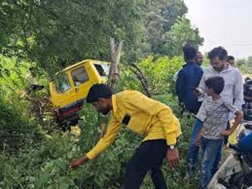 बच्चाें काे लेकर जा रही स्कूल बस बेकाबू हाेकर सड़क के नीचे पलटी बच्चाें काे लेकर जा रही स्कूल बस बेकाबू हाेकर सड़क के नीचे पलटी