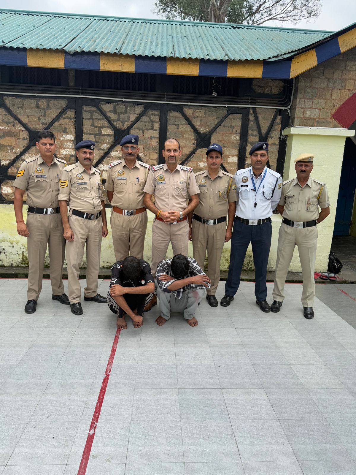 चरस के साथ पकड़े आरोपी पुलिस टीम के साथ।