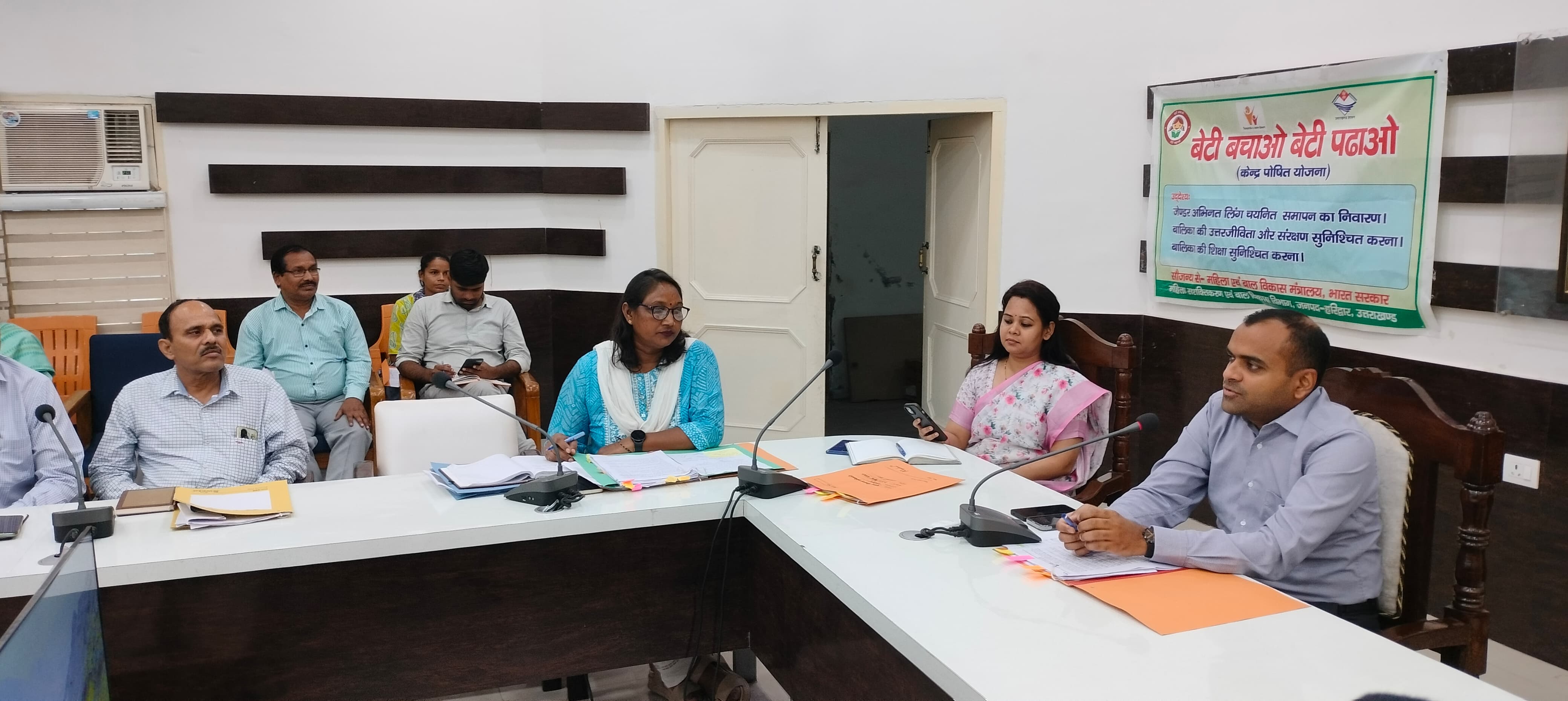 समीक्षा बैठक लेते जिलाधिकारी