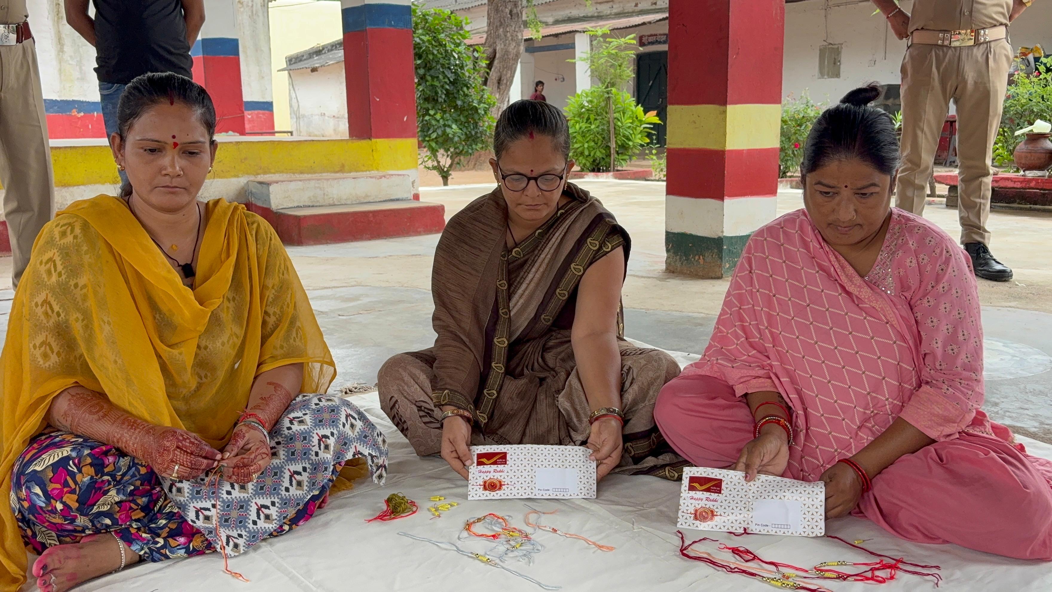 रक्षासूत्र बनाती महिला बंदी