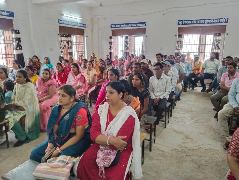 गोकुलपुर स्कूल में आयोजित बैठक में उपस्थित अभिभावक एवं शिक्षक।