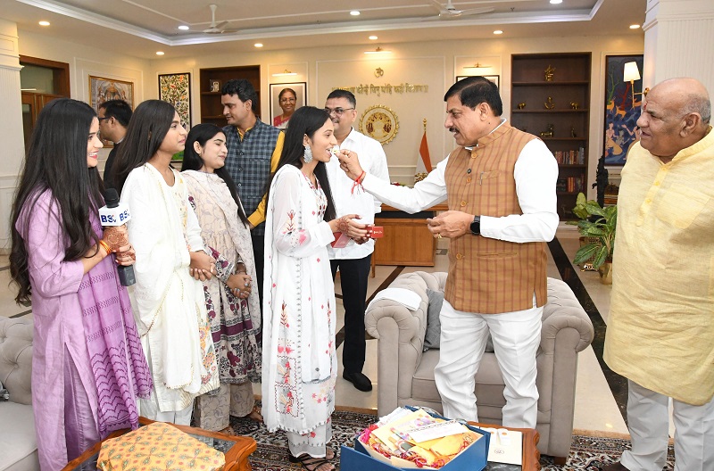 मुख्यमंत्री डॉ. मोहन यादव ने राखी बंधवाकर बहनों को खिलाई मिठाई मुख्यमंत्री डॉ. मोहन यादव ने राखी बंधवाकर बहनों को खिलाई मिठाई