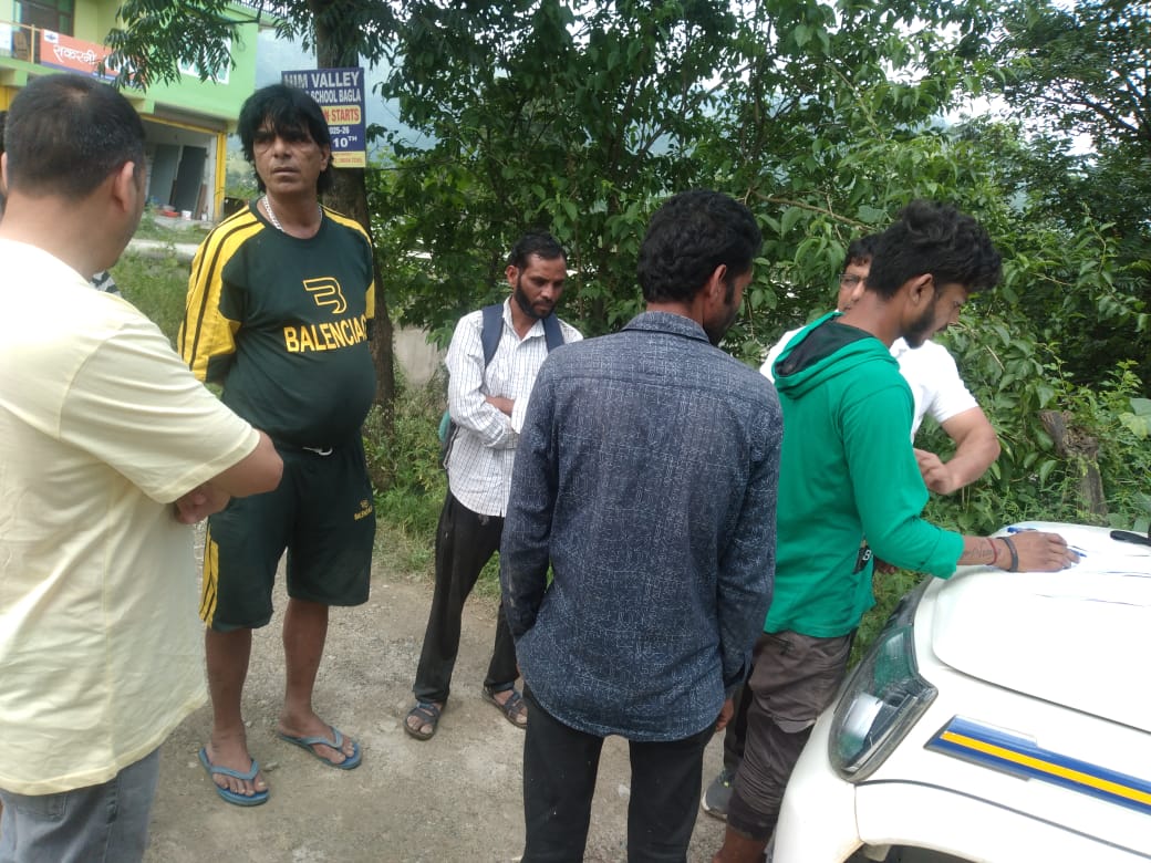 अवैध मछली शिकार करते रंगे हाथ पकड़े गए लोगों के खिलाफ कार्रवाई करते हुए।