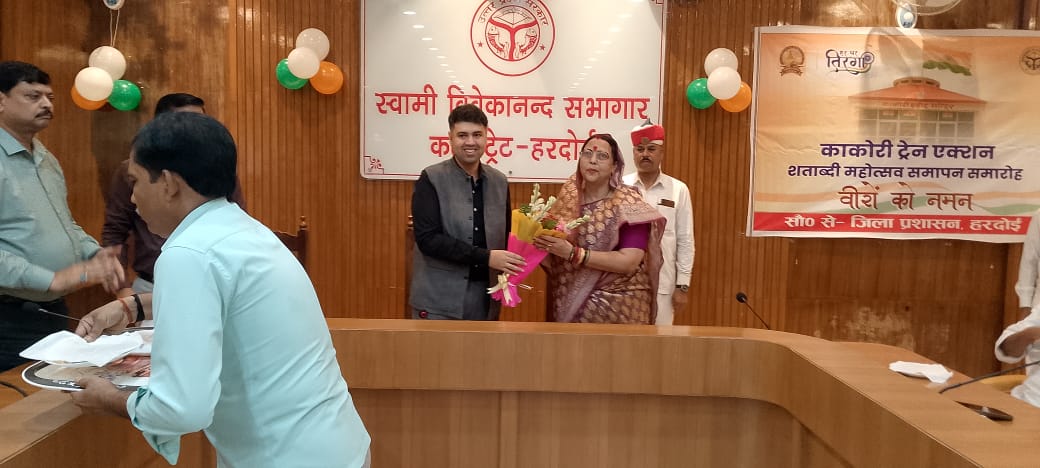 स्वतंत्रता संग्राम सेनानियों के परिजनों को किया गया सम्मानित स्वतंत्रता संग्राम सेनानियों के परिजनों को किया गया सम्मानित