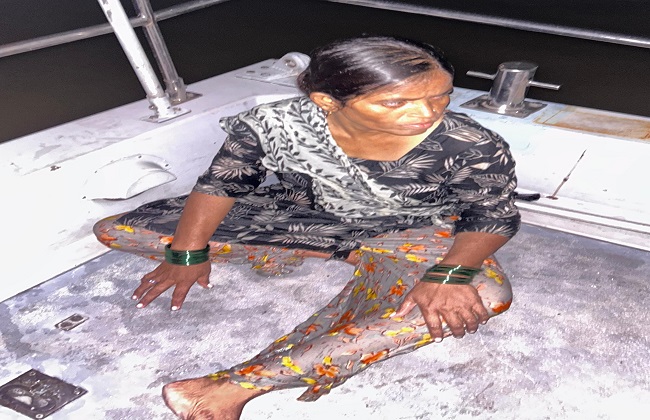 पानी में डूबी महिला