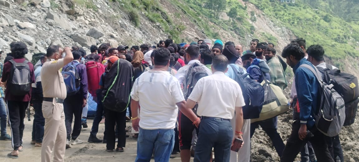 बनाला के पास भूस्खलन की वजह से बाधित रहे मार्ग की वजह से रूके पड़े यात्री।