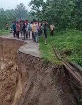 डिलारी में मलकपुर सेमली में रामगंगा नदी से हुआ कटान। डिलारी में मलकपुर सेमली में रामगंगा नदी से हुआ कटान।