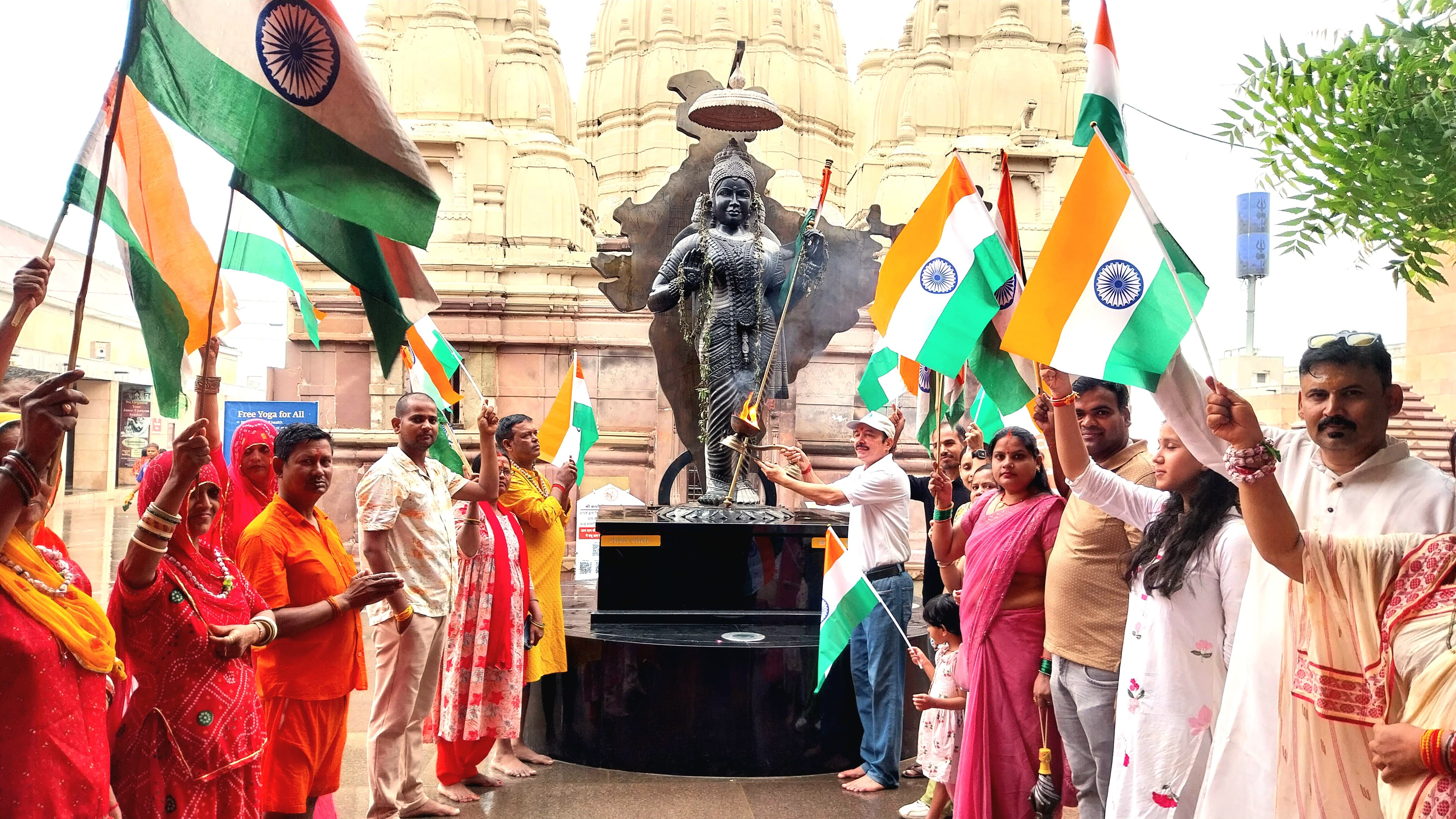 हर घर तिरंगा अभियान में कार्यकर्ता