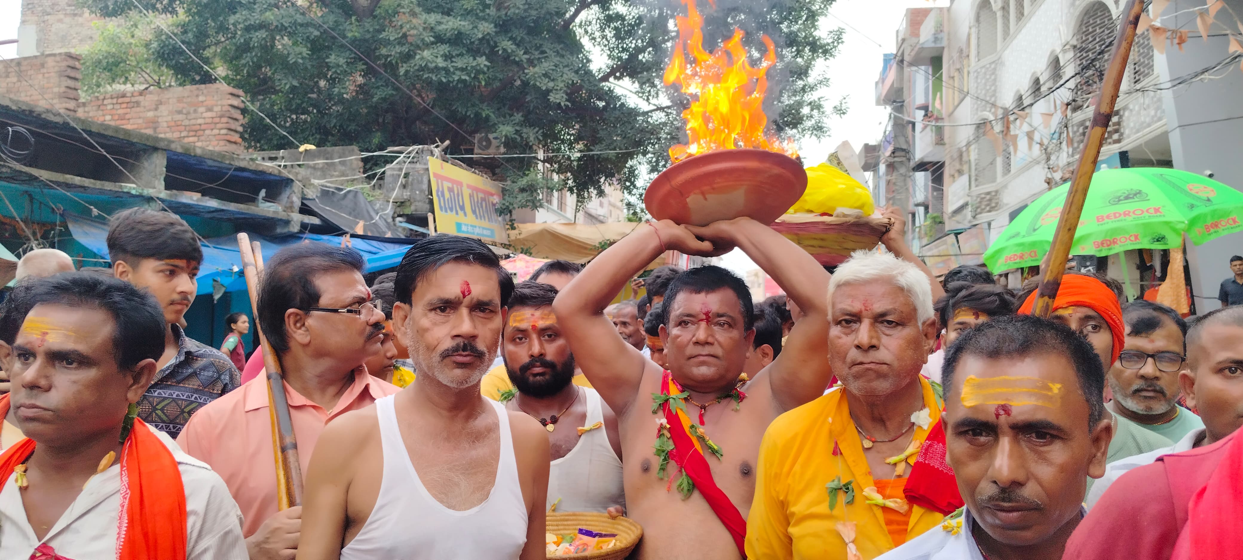 खप्पर पूजा के दौरान निकली शोभा यात्रा में शामिल श्रद्धालु