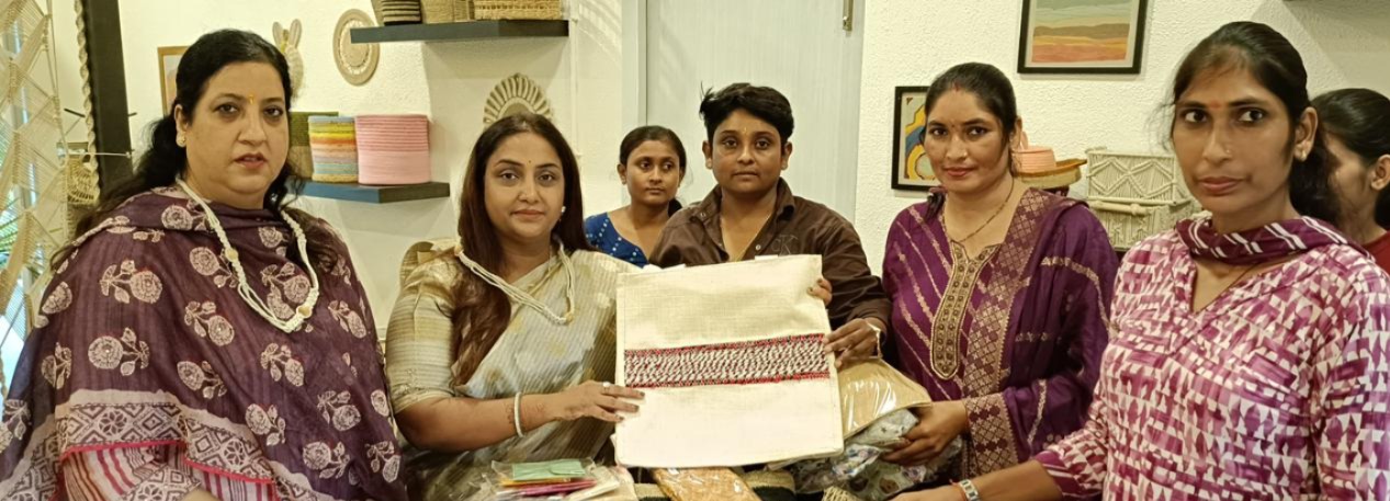 भारतीय जनता पार्टी महिला मोर्चा पदाधिकारी हथकरघा दिवस पर बहन को सम्मानित करतीं।