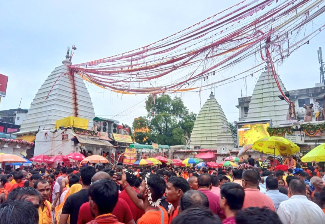 बाबा मंदिर में लोगों की लगी भीड़