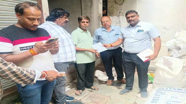 प्रतिबंधित पॉलिथिन कैरी बैग के विरुद्ध कार्रवाई