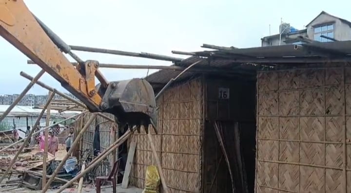 जालुकबाड़ी में अतिक्रमण हटाओ अभियान, कई अवैध निर्माण तोड़े गए