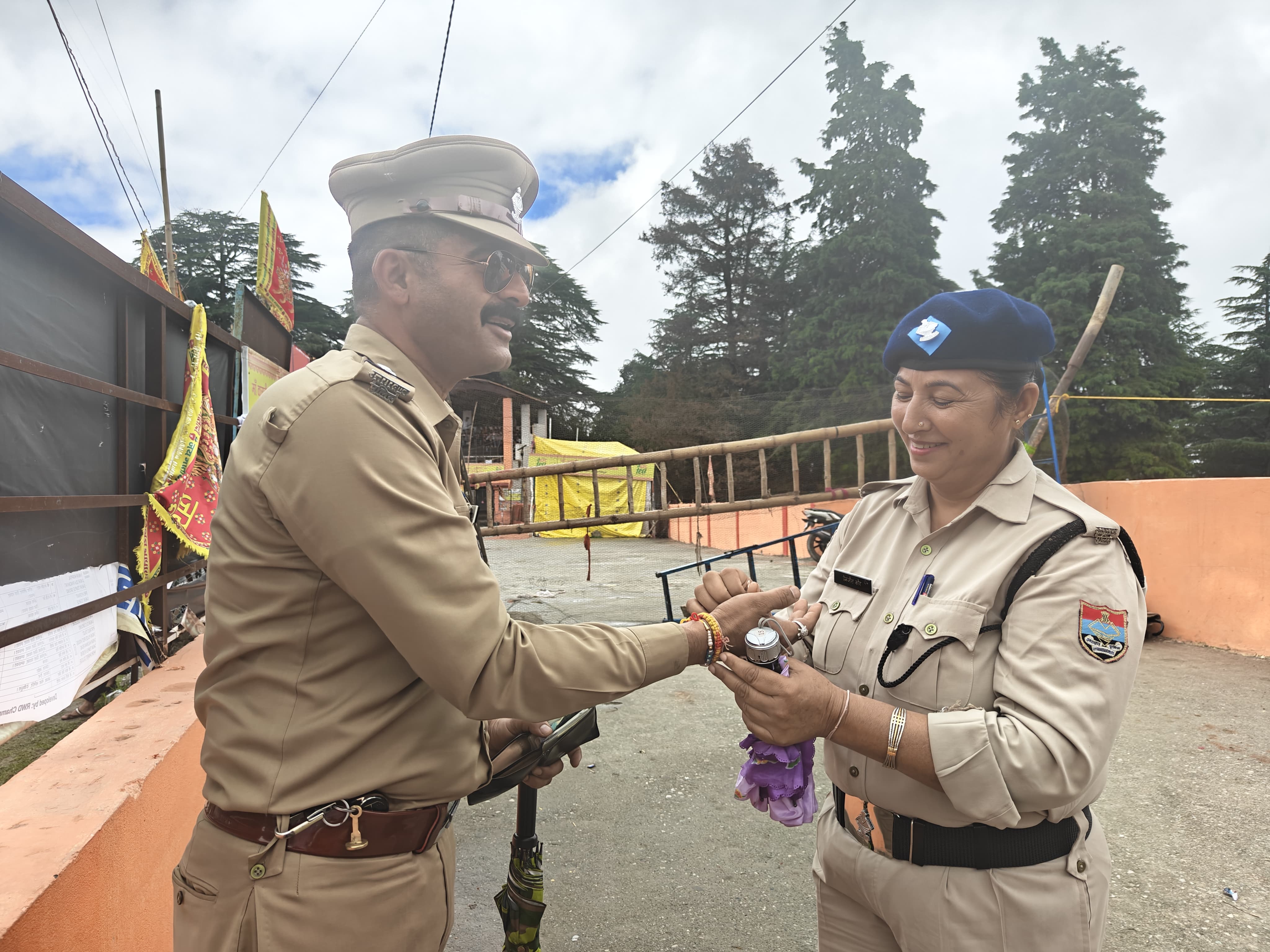 ड्यूटी के दौरान राखी बांधते पुलिसकर्मी