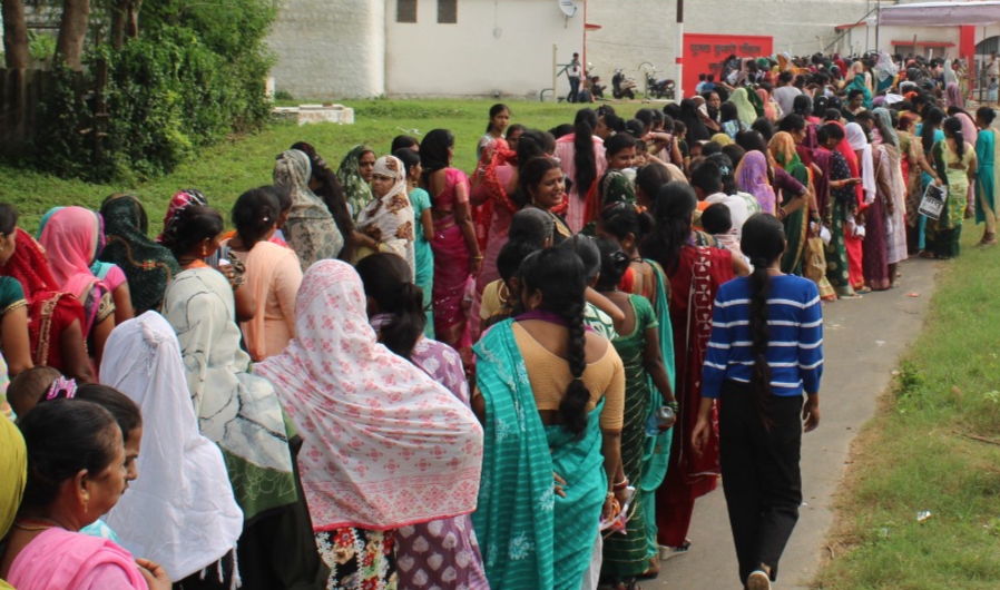 जबलपुर सेंट्रल जेल में बहनों ने बांधी बंदी भाइयों को राखी. जबलपुर सेंट्रल जेल में बहनों ने बांधी बंदी भाइयों को राखी.