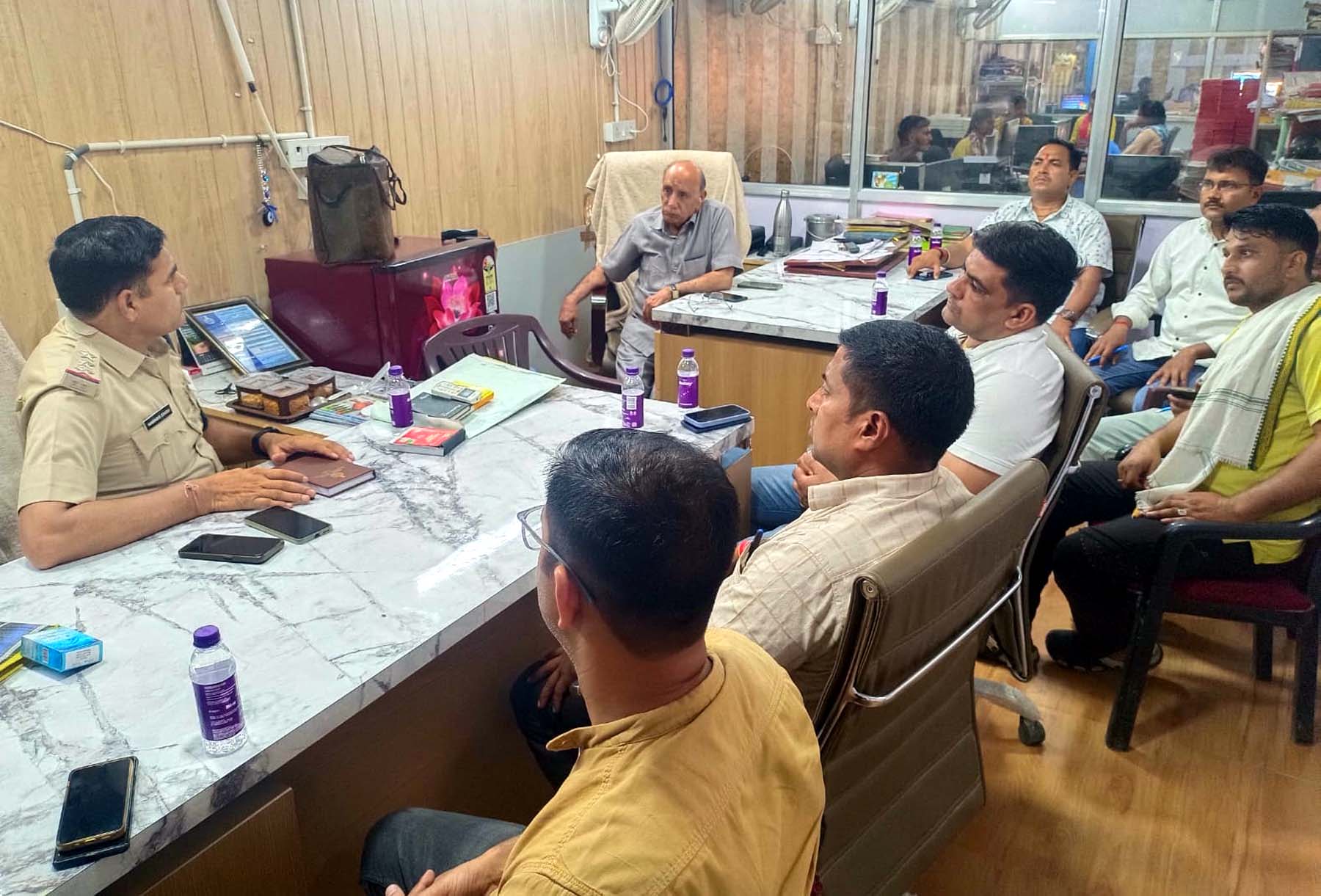 स्वतंत्रता दिवस पर यातायात के संबंध में ट्रांसपोर्ट यूनियन प्रधानों के साथ बैठक करते यातायात पुलिस अधिकारी। स्वतंत्रता दिवस पर यातायात के संबंध में ट्रांसपोर्ट यूनियन प्रधानों के साथ बैठक करते यातायात पुलिस अधिकारी।