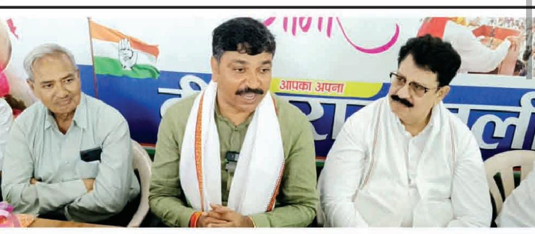 अलवर. प्रेस कॉन्फ्रेंस करते नेता प्रतिपक्ष व अन्य कांग्रेस नेता।