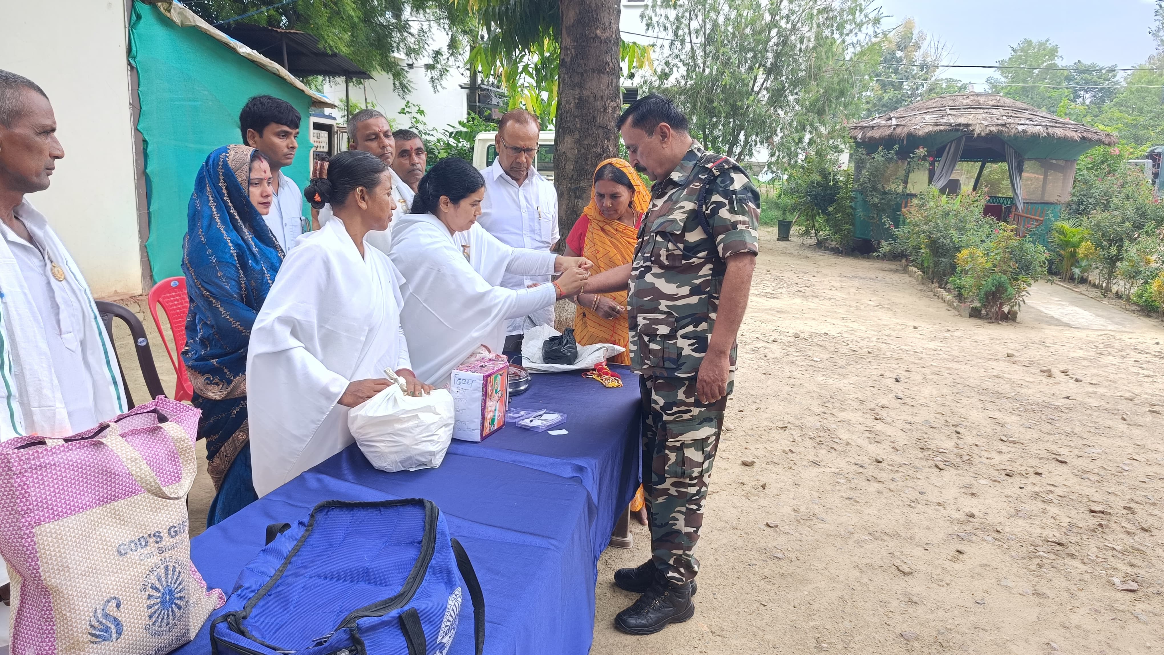 एसएसबी जवानो को राखी बांधती ब्रह्मकुमारी बहने