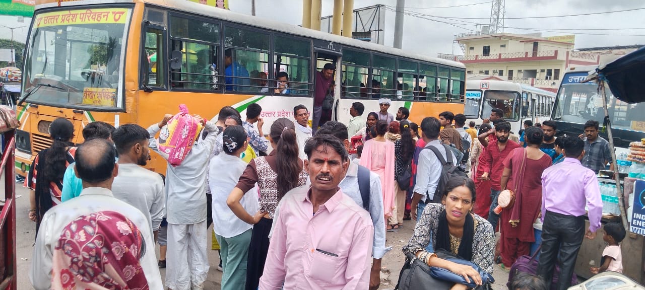 हरिद्वार बस अड्डे पर भीड़ हरिद्वार बस अड्डे पर भीड़