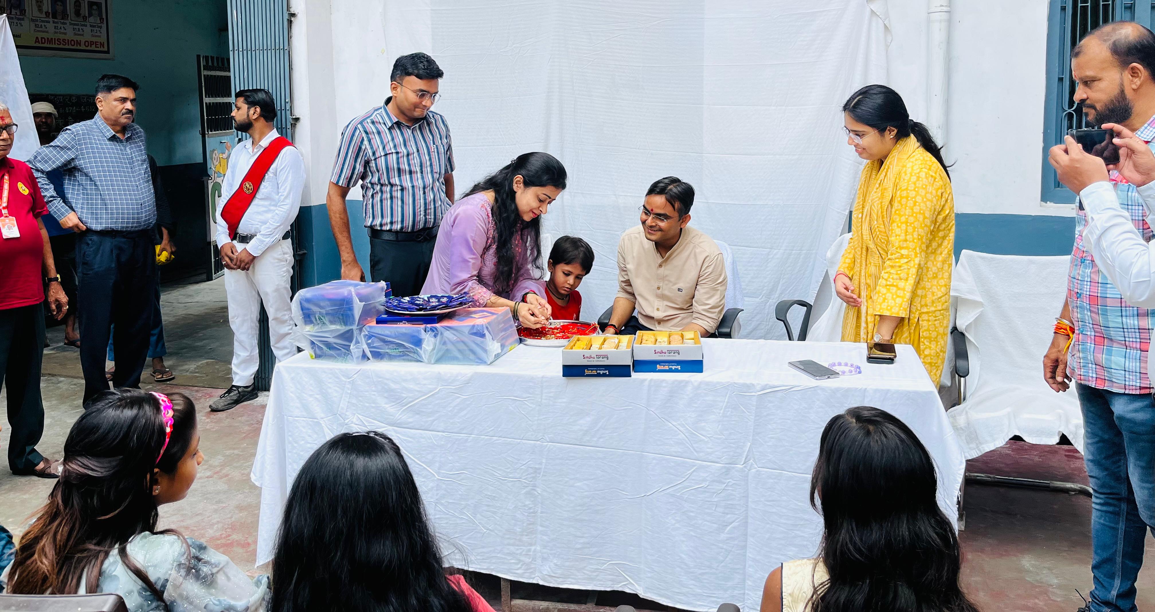 जिलाधिकारी बाढ़ प्रभावित क्षेत्र में बच्चियों के साथ रक्षाबंधन पर्व मनाते हुए