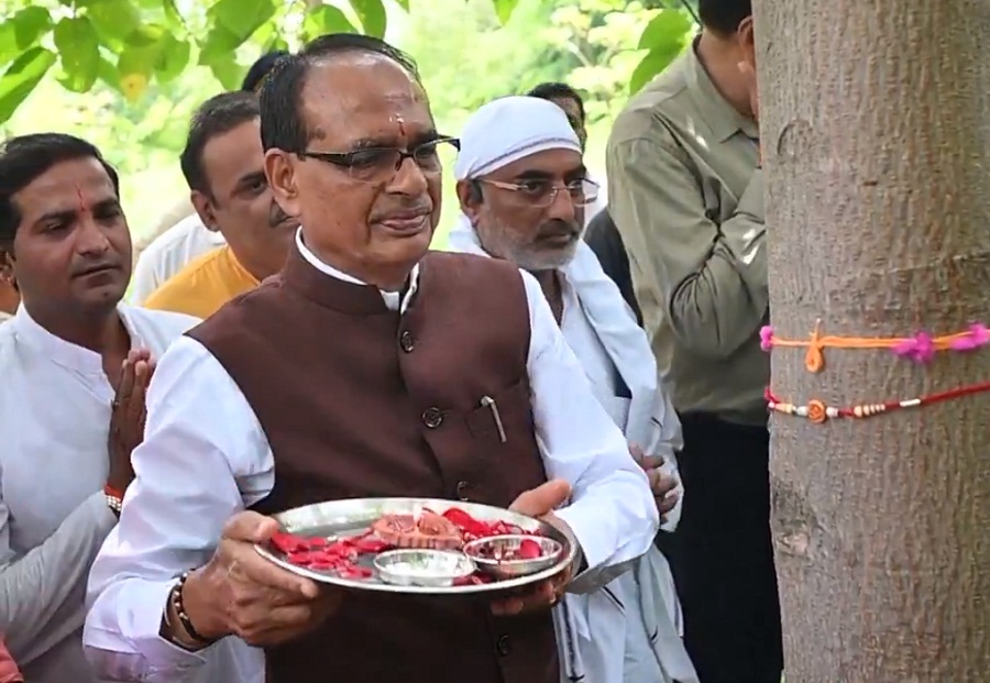 पेड़ों को बांधी राखी