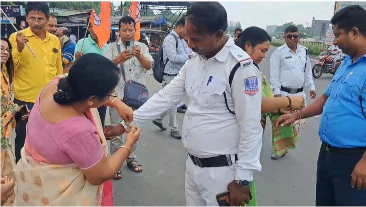 राखी बांधती भाजपा विधायक शिखा चटर्जी