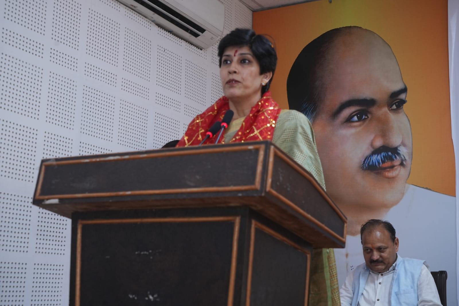 रजनी सेठी ने 'हर घर तिरंगा' का कार्यक्रम आयोजित किया