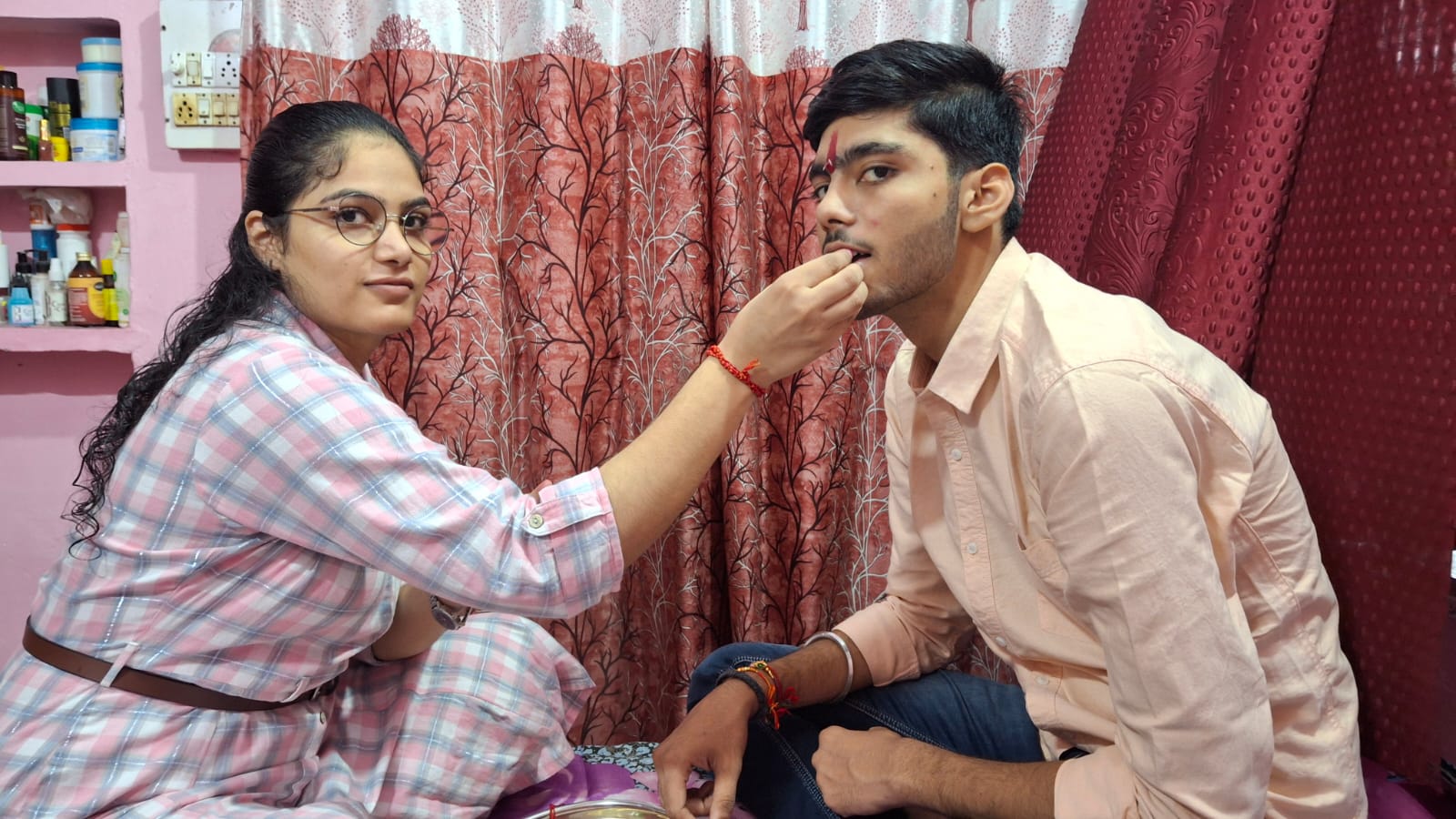 बहन भाई को राखी बांधते हुए