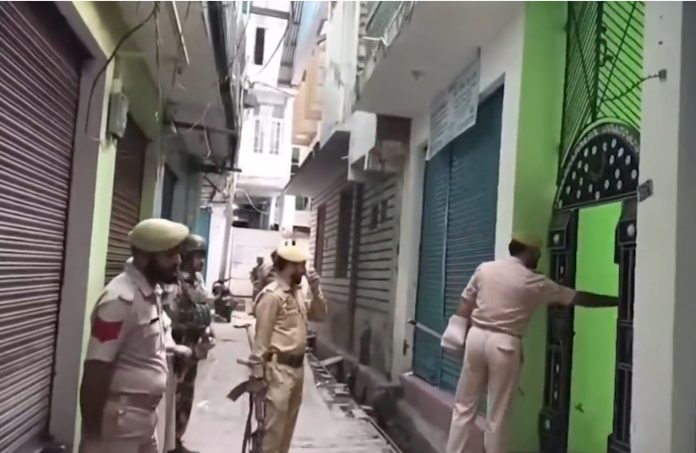 जम्मू-कश्मीर पुलिस ने किश्तवाड़ में आतंकी तंत्र पर व्यापक कार्रवाई करते हुए 26 घरों की ली तलाशी