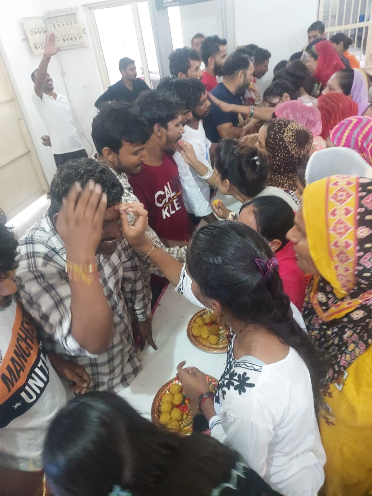 जिला कारागार में बिना किसी दीवार के भाइयों को एकसाथ राखी बांधते हुए बहनें। जिला कारागार में बिना किसी दीवार के भाइयों को एकसाथ राखी बांधते हुए बहनें।