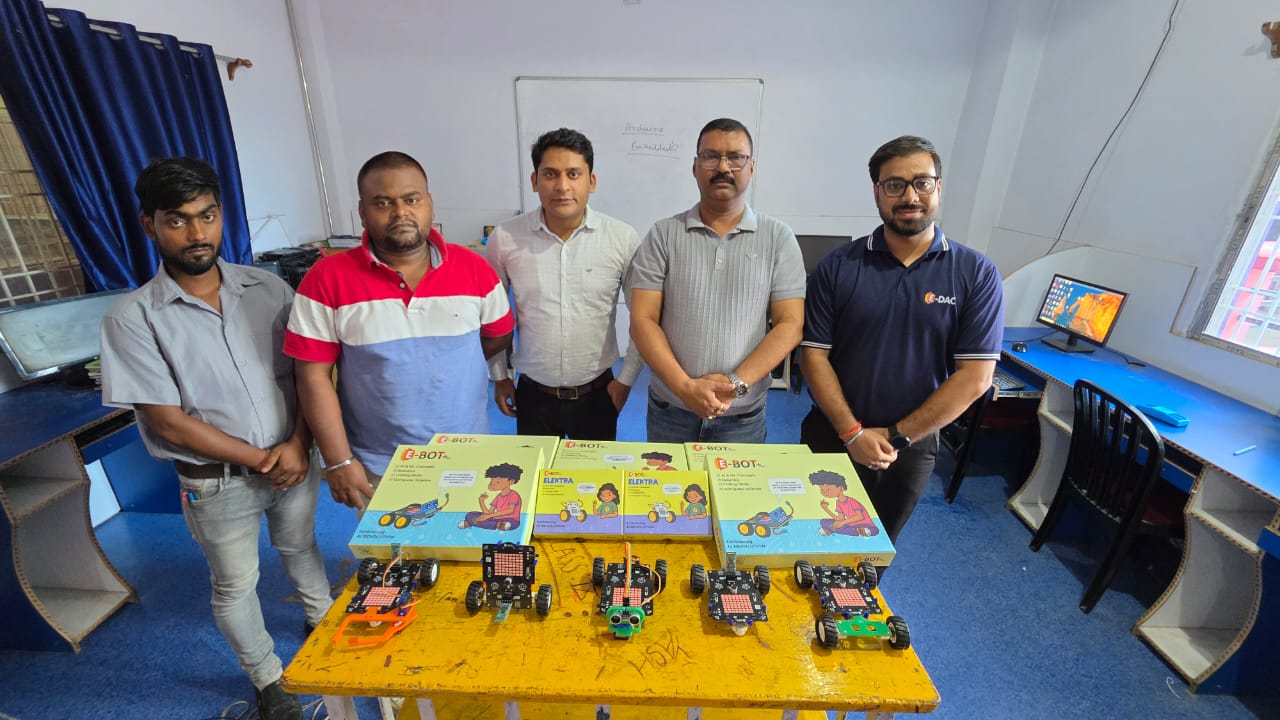 अररिया फोटो:आर्टिकल इंटेलीजेंस और रोबोटिक्स लर्निंग की जानकारी देते प्रशिक्षक
