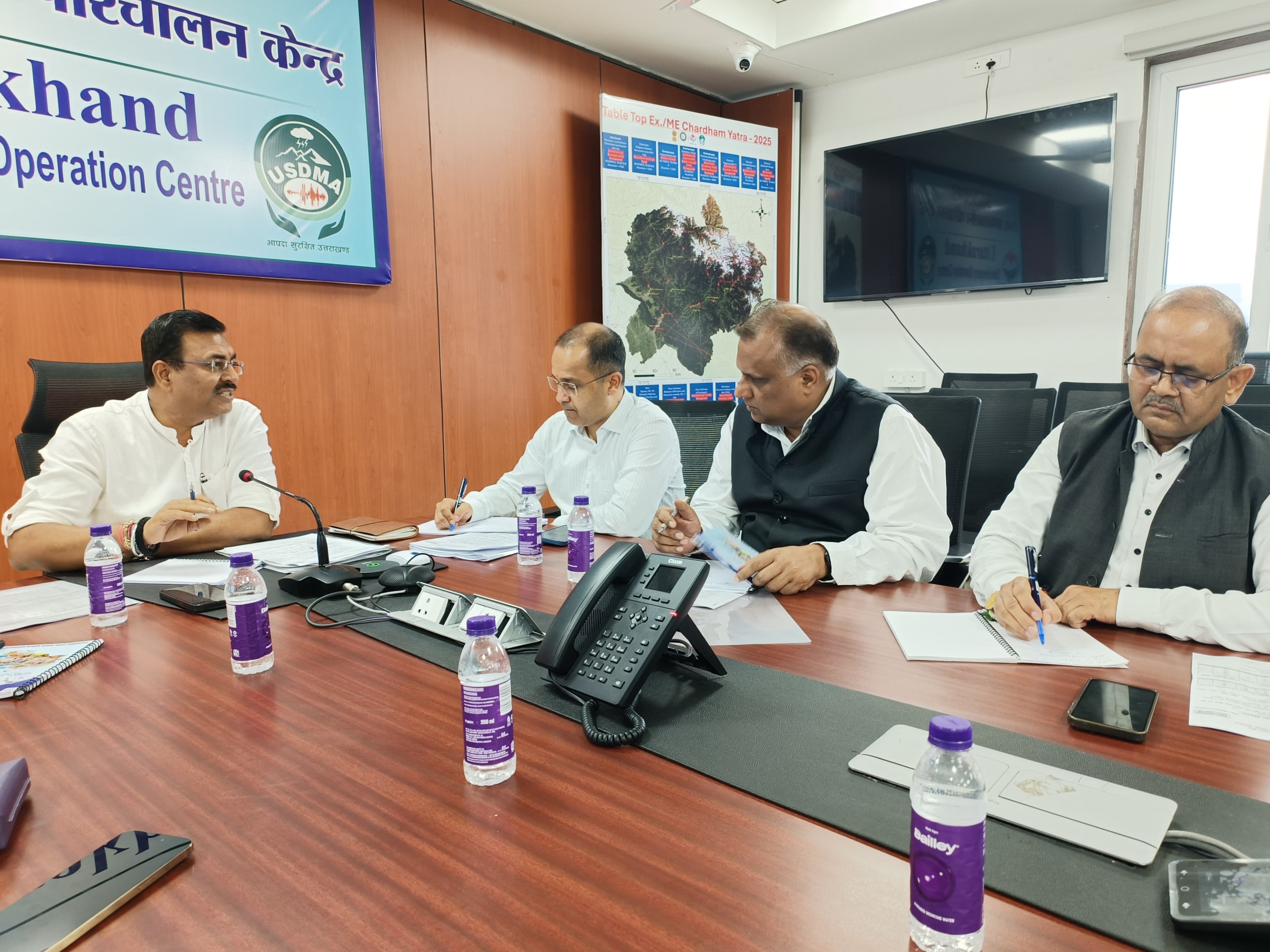 मुख्य सचिव आनंद बर्द्धन  राज्य आपातकालीन परिचालन केंद्र में आपदा राहत कार्यों की समीक्षा करते।