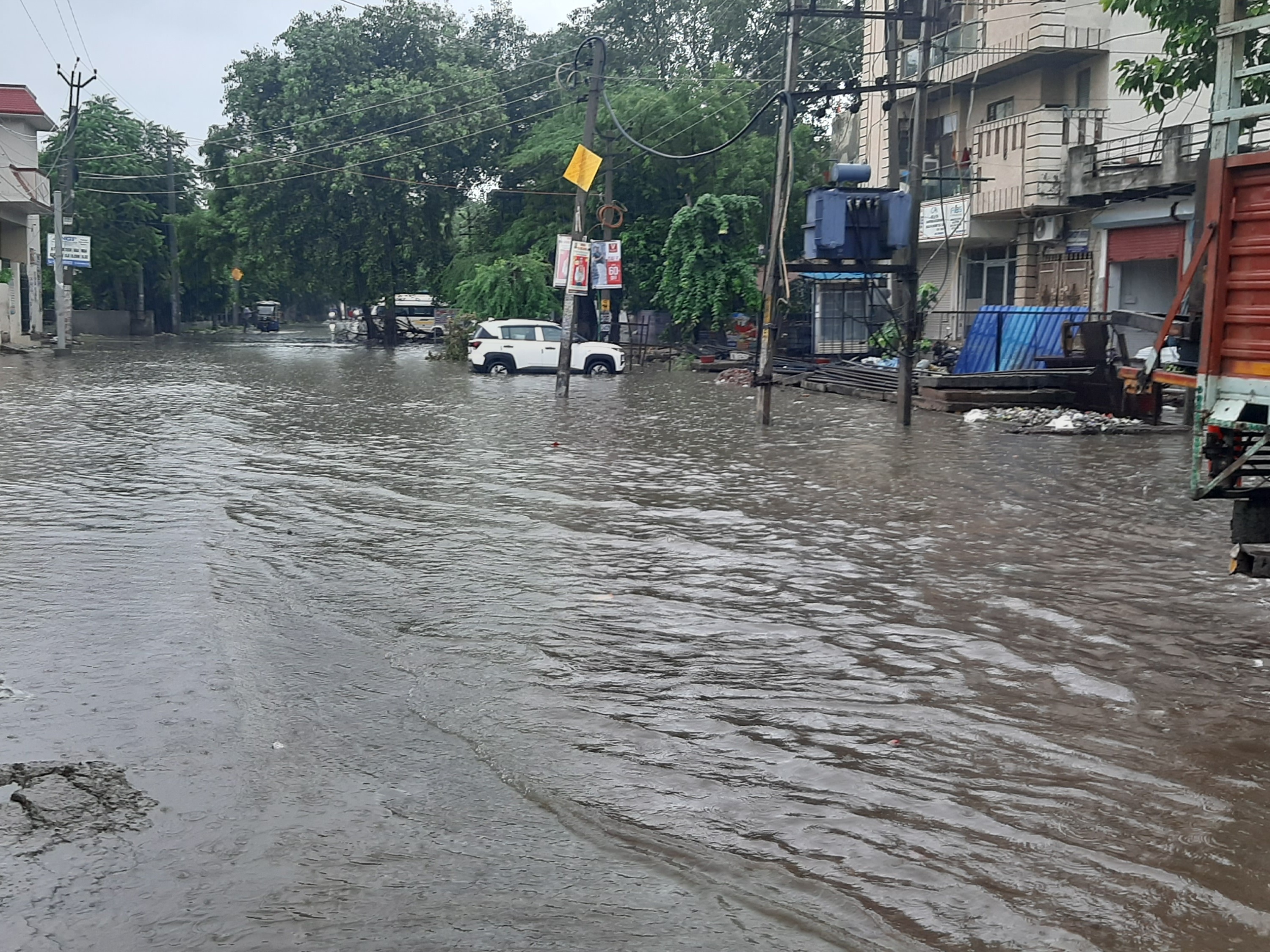 पलवल में सड़कों पर लबालब पानी