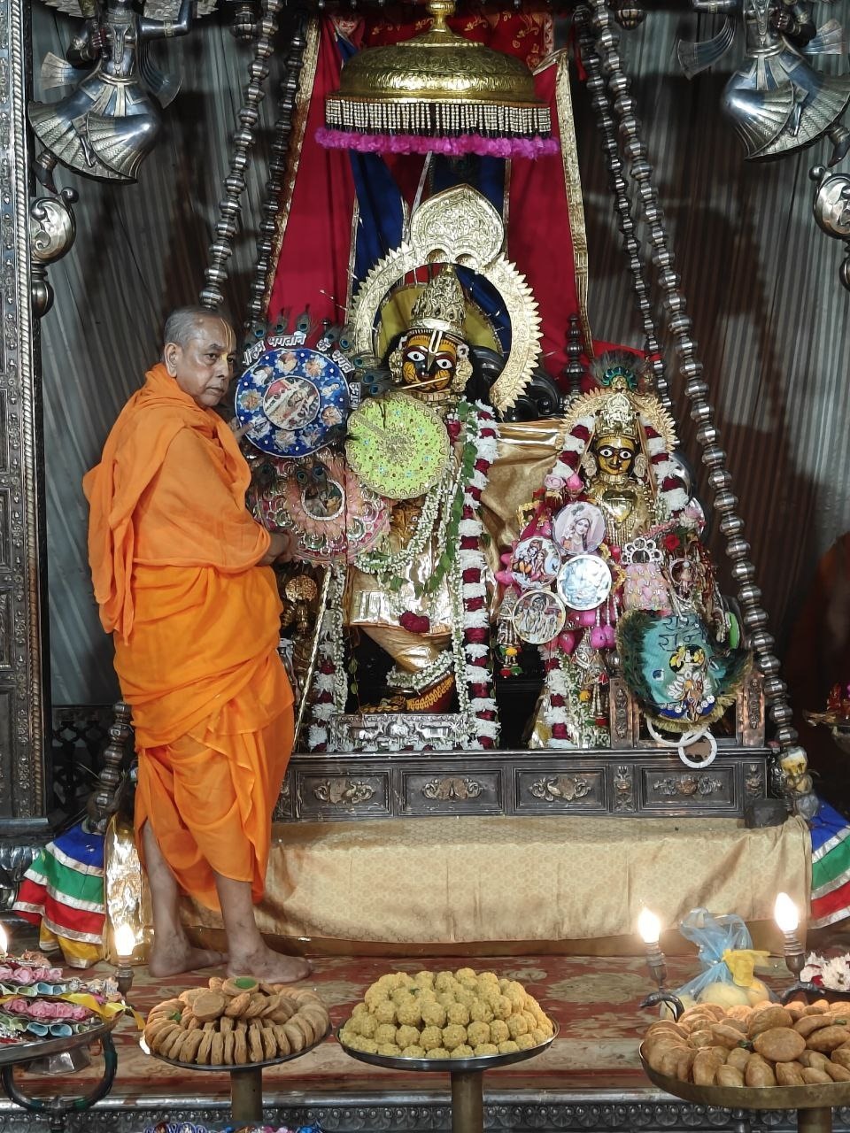 ठाकुर जी का पंचामृत अभिषेक के बाद विविध रंगों एवं कलात्मक राखियां की अर्पित