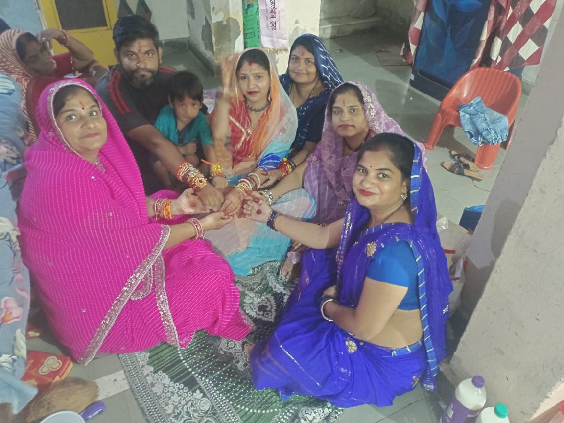 भद्रा नहीं होने के कारण गलियों में छाई रहीं रौनक