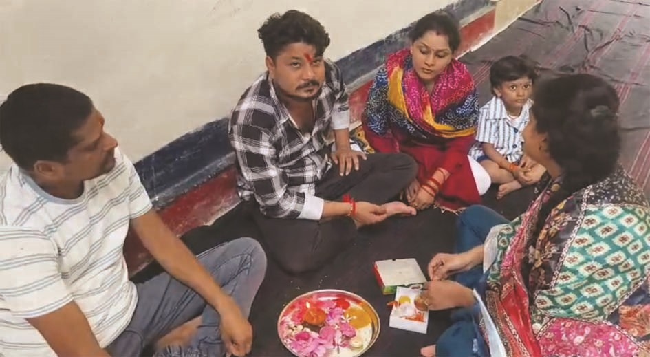 जिला जेल में राखी बंधवाते हुए भाई जिला जेल में राखी बंधवाते हुए भाई