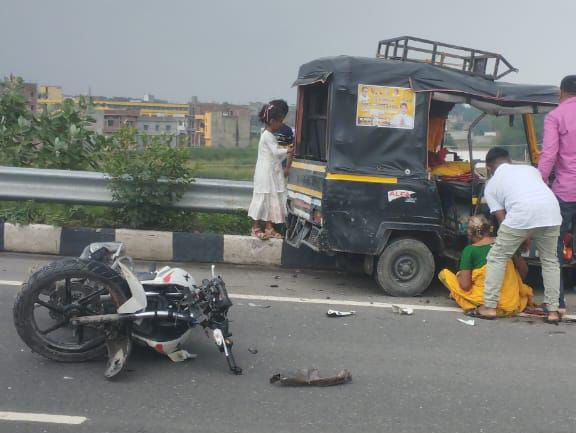 दुर्घटनाग्रस्त बाइक व टेंपू