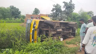 पलटी बस