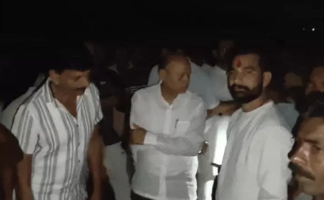 घटनास्थल पर मौजूद लोग घटनास्थल पर मौजूद लोग