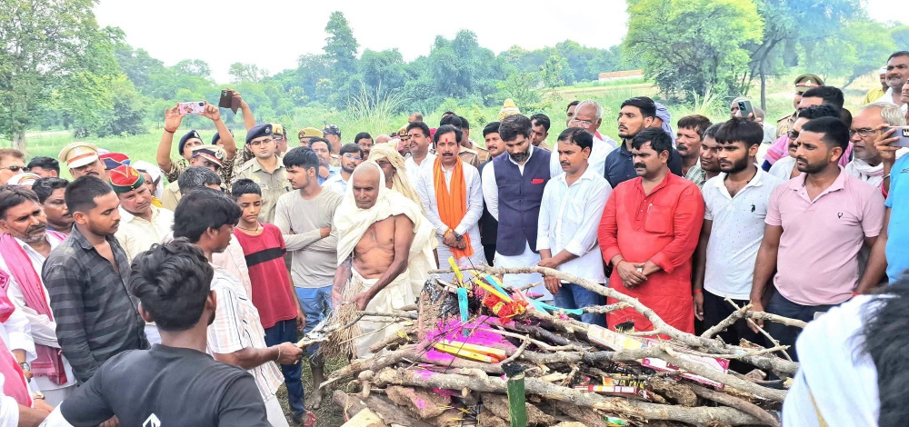 शहीद जवान के अंत्येष्टि में पहुंचे मंत्री अनिल